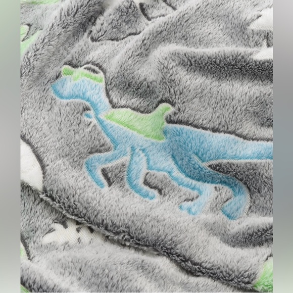 Soft & plush glow in the dark dinosaur blanket..50x60inches..(NWT) - Picture 8 of 10